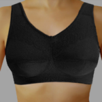 Czarny sportowy biustonosz bez ramiączek na kobiecej sylwetce.