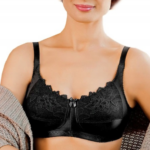 Kobieta w czarnym, koronkowym biustonoszu z ozdobnym kokardką na środku.