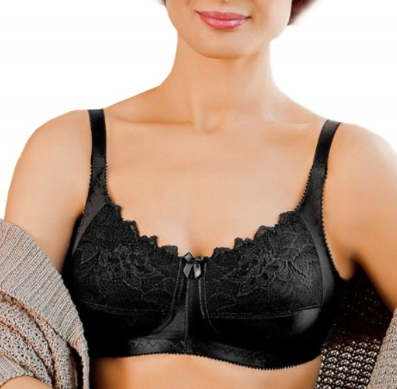 Kobieta w czarnym, koronkowym biustonoszu z ozdobnym kokardką na środku.