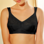 Kobieta w czarnym biustonoszu z koronkowymi elementami, widoczna od ramion do podbródka.