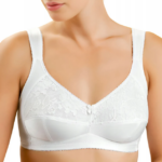 Kobieta w białym biustonoszu z koronkowym wzorem i szerokimi ramiączkami, widoczna od ramion do połowy torsu.