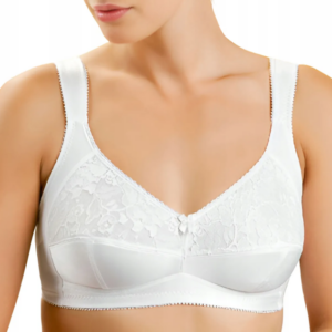 Kobieta w białym biustonoszu z koronkowym wzorem i szerokimi ramiączkami, widoczna od ramion do połowy torsu.