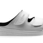 Białe klapki na rzepy z czarnym wkładką i podeszwą, logo podo na pasku.