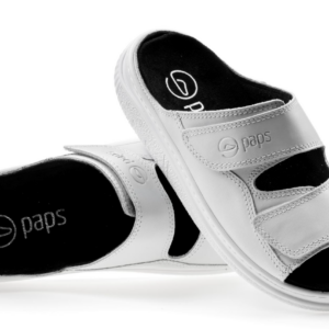 Białe kapcie z czarnym wnętrzem i logo paps na pasku, ustawione na białym tle.