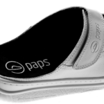 Białe buty sportowe z czarnym wkładką i logo paps na podeszwie, zapinane na rzepy.