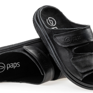 Czarne, otwarte sandały na rzepy z logo saps na wkładce i paskami z przetarciami, ustawione na białym tle.