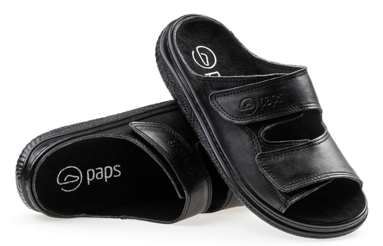Czarne, otwarte sandały na rzepy z logo saps na wkładce i paskami z przetarciami, ustawione na białym tle.