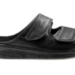 Czarne pantofle na rzepy z miękką podeszwą i otwartym palcem, przeznaczone do użytku domowego lub dla osób starszych.