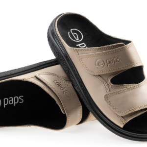 Kapcie z czarną wkładką i beżową cholewką, z dwoma rzepami, logo paps na wkładce i na paskach.