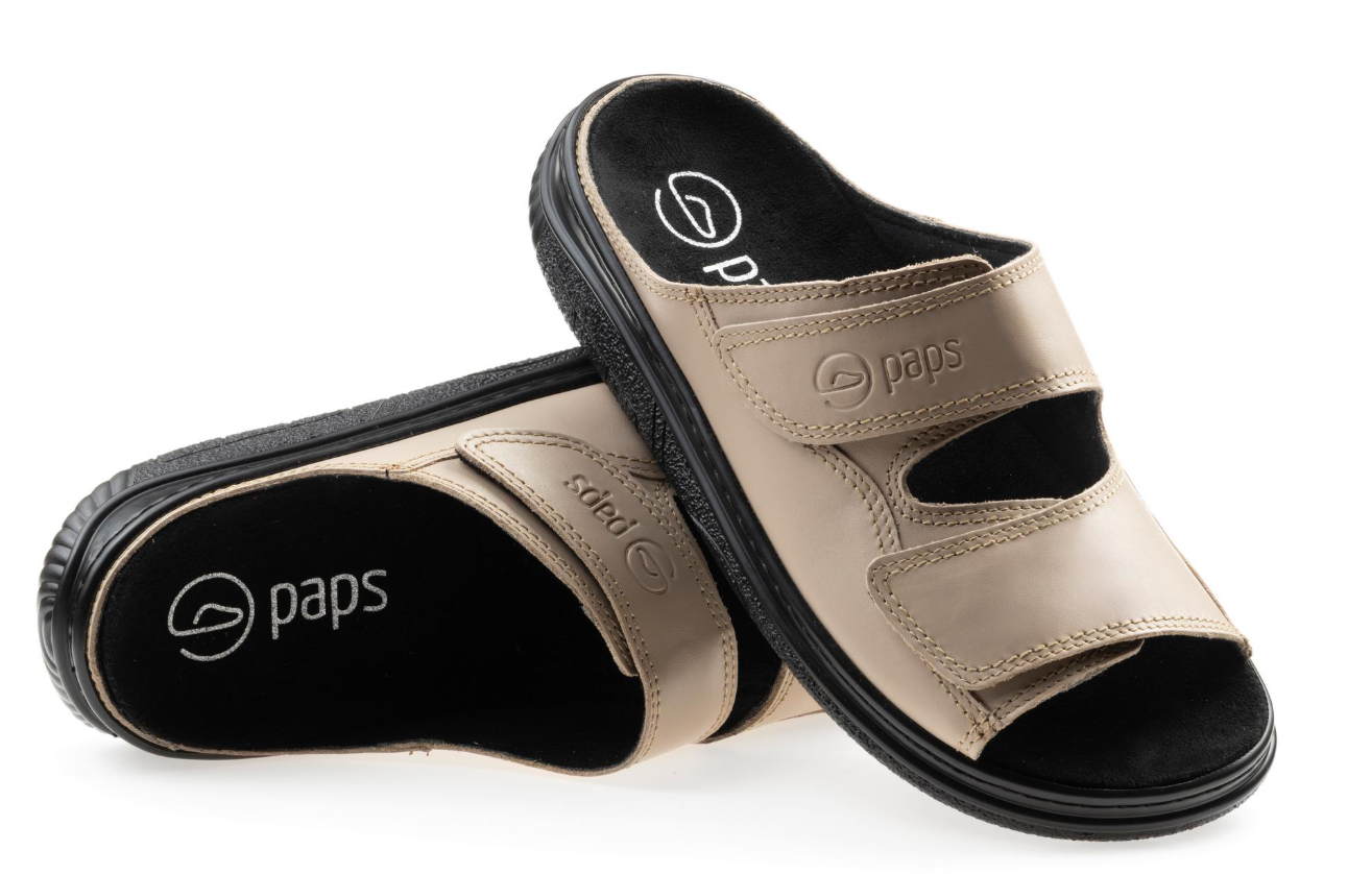 Kapcie z czarną wkładką i beżową cholewką, z dwoma rzepami, logo paps na wkładce i na paskach.