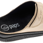 Beżowa, miękka pantofel z czarną podeszwą i zapięciem na rzep z logo S i napisem PADS.