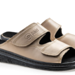 Beżowe kapcie na rzepy z czarną podeszwą i wyściełaniem, oznaczone logo Sedo.