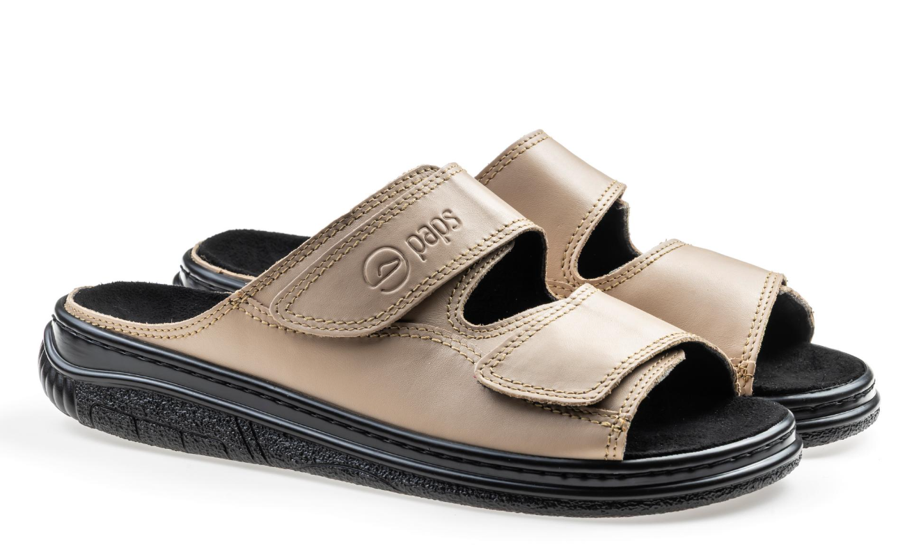 Beżowe kapcie na rzepy z czarną podeszwą i wyściełaniem, oznaczone logo Sedo.