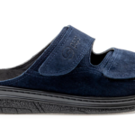 Niebieskie kapcie z dwoma rzepami, miękką podeszwą i otwartym palcem, przeznaczone do użytku domowego.