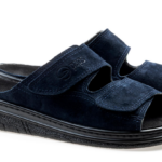 Ciemnoniebieskie kapcie na rzepy z miękką podeszwą i otwartym palcem, przeznaczone do użytku domowego.