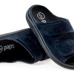 Ciemnoniebieskie kapcie z dwoma rzepami, logo paps na wkładce i na paskach, na białym tle.