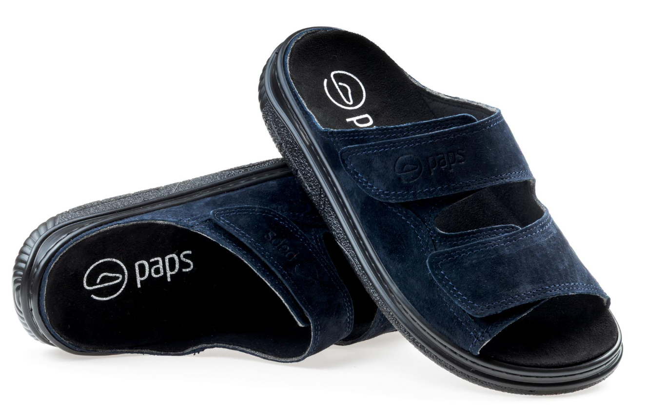 Ciemnoniebieskie kapcie z dwoma rzepami, logo paps na wkładce i na paskach, na białym tle.
