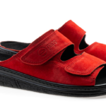 Czerwone kapcie na czarnej podeszwie z dwoma regulowanymi rzepami, marki Sidi.