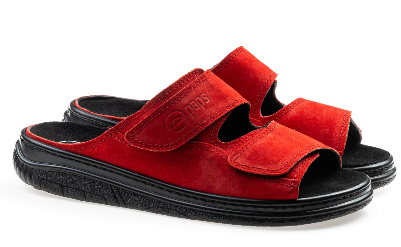 Czerwone kapcie na czarnej podeszwie z dwoma regulowanymi rzepami, marki Sidi.