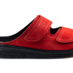 Czerwone kapcie na czarnej podeszwie z dwoma rzepami, z logo peds na górnym pasku.