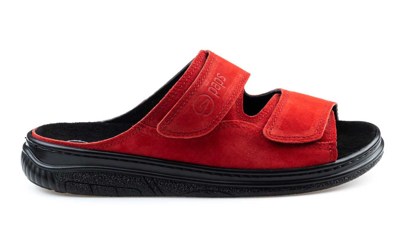 Czerwone kapcie na czarnej podeszwie z dwoma rzepami, z logo peds na górnym pasku.