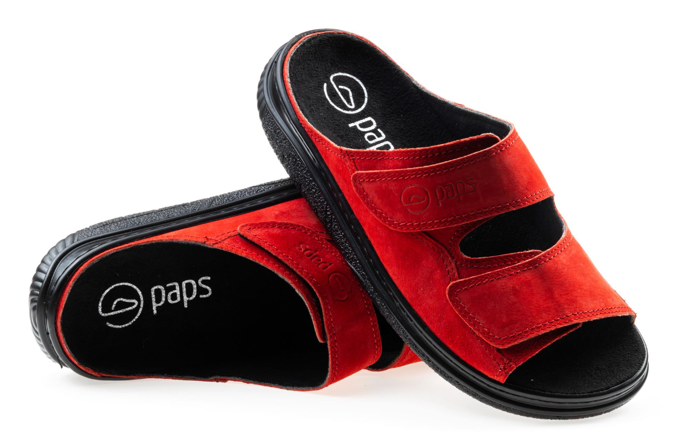 Czerwone kapcie z czarnym wnętrzem i logo s na wkładce, z dwoma szerokimi rzepami na górze.