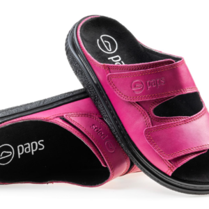 Różowe kapcie z czarnym wkładką i dwoma szerokimi rzepami, na podeszwie z teksturowanym wzorem, z logo paps.