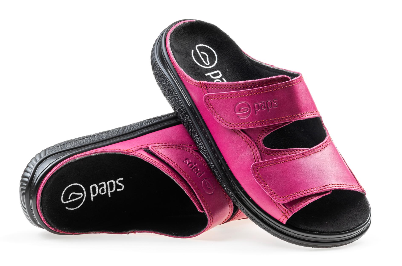 Różowe kapcie z czarnym wkładką i dwoma szerokimi rzepami, na podeszwie z teksturowanym wzorem, z logo paps.