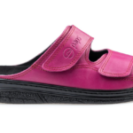 Różowe kapcie na czarnej podeszwie z dwoma regulowanymi rzepami.