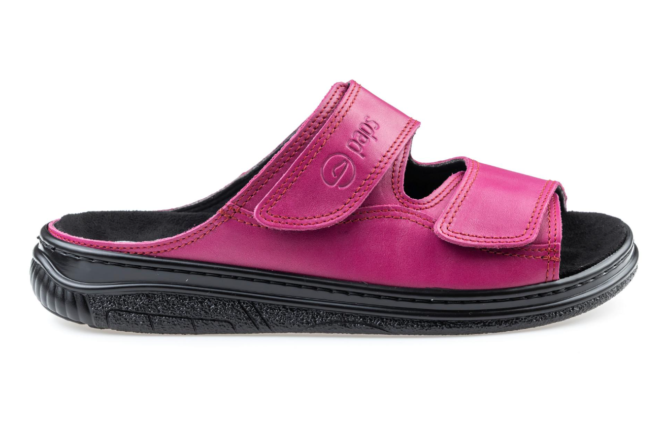 Różowe kapcie na czarnej podeszwie z dwoma regulowanymi rzepami.