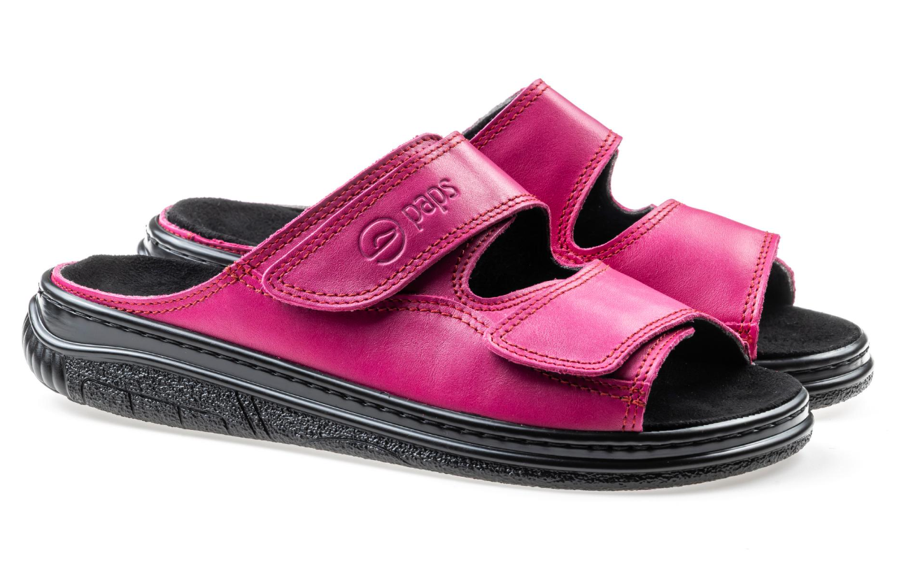 Różowe kapcie na czarnej podeszwie z dwoma regulowanymi paskami na rzepy.