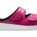 Różowe sandały na rzepy z czarną wkładką i białą podeszwą, widok z boku.