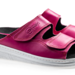 Różowe kapcie na rzepy z czarną wkładką i białą podeszwą, marki S.Oliver.