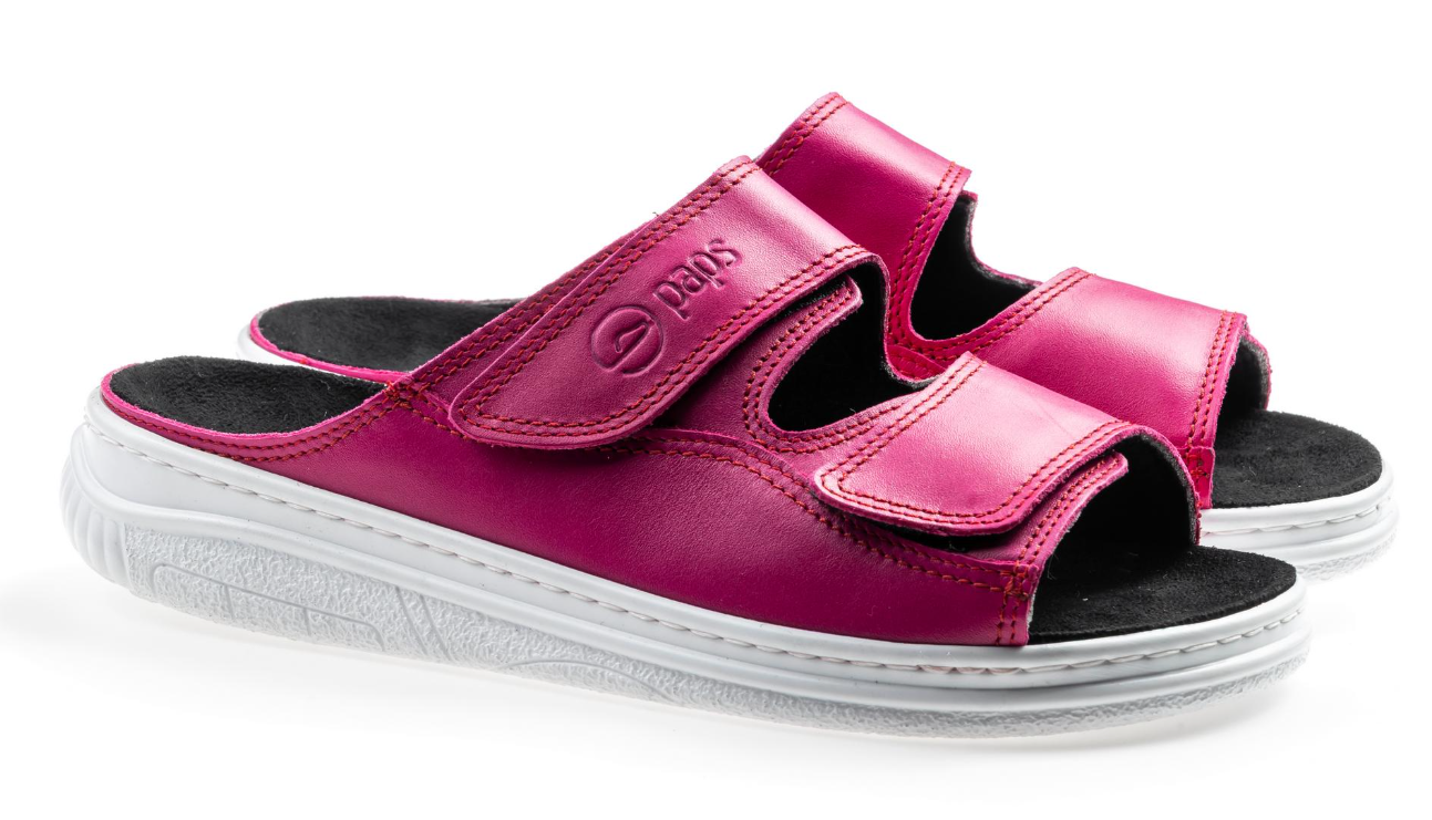 Różowe kapcie na rzepy z czarną wkładką i białą podeszwą, marki S.Oliver.