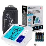 Automatyczny ciśnieniomierz naramienny z wyświetlaczem, bateriami i torbą do przechowywania.