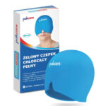 Żelowy czepek chłodzący w kolorze niebieskim, obok opakowania z opisem i zdjęciem osoby noszącej czepek na głowie.