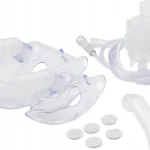 Zestaw do nebulizacji z maską, rurką, filtrami i akcesoriami do inhalacji.