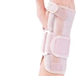 Stabilizator nadgarstka z rzepami i elastycznym opatrunkiem, zakładany na lewą rękę.