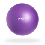 Fioletowa piłka z logo DrFit, unosząca się nad powierzchnią, na białym tle.