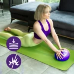 Kobieta w sportowym stroju ćwiczy na macie, trzymając piłkę, z ikonami wskazującymi na ćwiczenia mięśni brzucha i roz