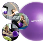 Trzy kobiety ćwiczą z piłkami DrFit w różnych miejscach, na podłodze, kanapie i przy oknie, na tle logo DrFit.