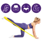 Ćwicząca kobieta w pozycji na czworaka z taśmą oporową wokół nóg, wykonująca ćwiczenia na mięśnie nóg, brzucha i