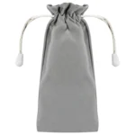 Szary worek na buty z ściągaczem i sznurkami zakończonymi białymi końcówkami.